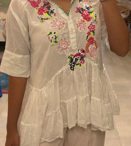 Embroidered Flowly top🌸🌼🪻