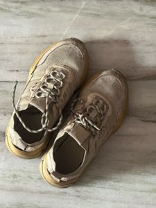 Chunky beige sneakers