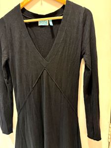 Chic Black Long-Sleeve V-Neck Dress