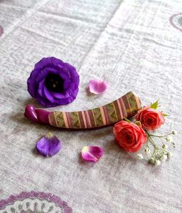Elegant Hair Clip with Floral Design