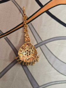 Gold-toned Maang Tikka
