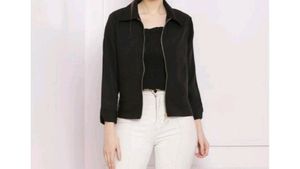 Crop top blackName: Crop top blackFabric: PolycottonSleeve Length: Long SleevesPattern: SolidSizes:M