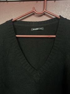 Black Cropped V-Neck Sweater