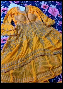 New yellow shuit(never used)