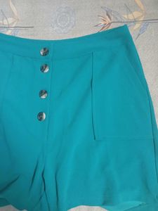 Green Buttoned High-Waisted Shorts