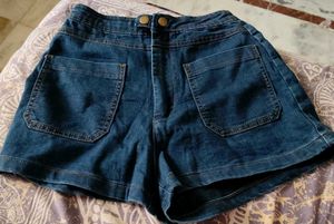 short and sleeveless top