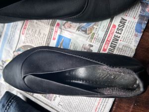 Chic Black Pointed-Toe Flats