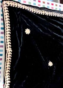 lehenga choli m embroidery work hai aur velvet ka