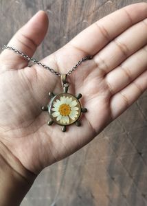 FLOWER RESIN PENDANT