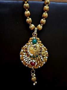 Exquisite Gold Tone Necklace with Pendant