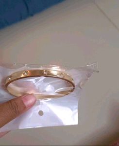 Elegant Gold Bangle with Diamonds