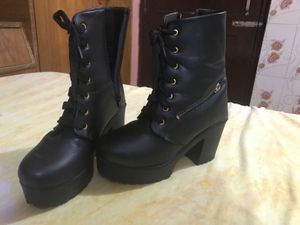 Chic Black Platform Lace-Up Boots