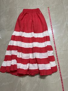 3/4 skirt of red and white colour.