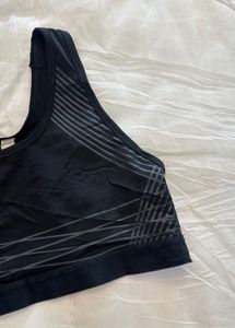 Comfortable Black Sports Bra with Striped Detail