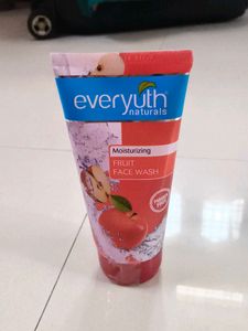 Everyuth Naturals Moisturizing Fruit Gel Face Wash