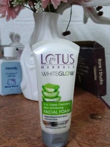 Lotus Herbals WhiteGlow Facial Foam