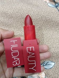 Huda Beauty Matte Lipstick - Red