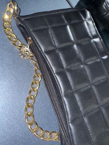 👜 Black Quilted Shoulder Bag – Stylish &amp; Elegant