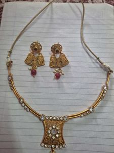 Exquisite Gold-Tone Necklace & Earring Set