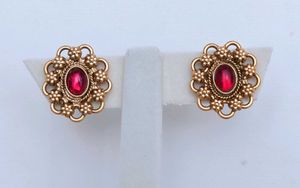 Elegant Gold Tone Necklace with Pink Stone