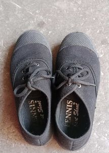 Black tennis shoes