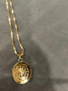 Elegant Gold-Tone Pendant Necklace