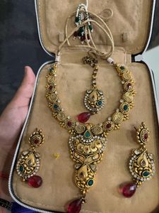 Exquisite Kundan Necklace and Earring Set