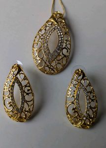 Elegant Gold Tone Pendant &amp; Earring Set