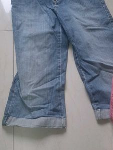 Capri Jeans - Denim Style. Painted pocket