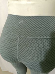 Athletic Capris Textured Pattern Stretchy 28 to 32