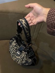 GUESSStylish Leopard Print Shoulder Bag