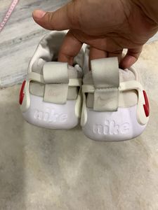Unisex Cream Nike Slip-On Sneakers