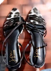 Chic Leopard Print Strappy Flats