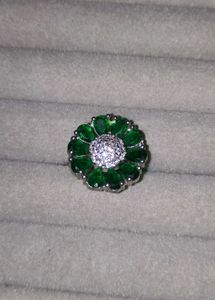 Stunning Emerald Flower Ring