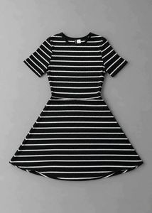 BLACK AND WHITE STRIPED SHORT SLEEVE FIT