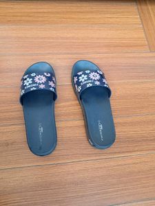 9) Floral Print Frisbee Slides
