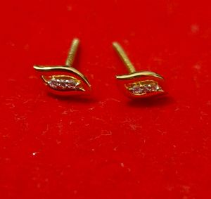 Elegant Gold Stud Earrings 18 carat