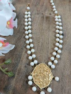 Vintage Elegant White Bead Necklace with Gold Pend