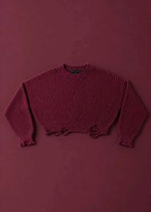 BURGUNDY DISTRESSED RIBBED CROPPED SWEATER