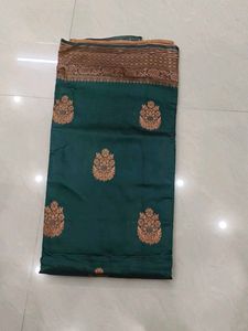 women saari