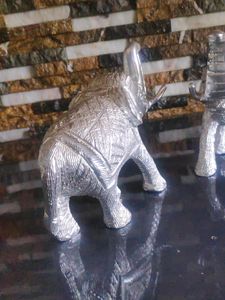 FIXED CASH ONLY... ELEPHANTS SHOW PIECE