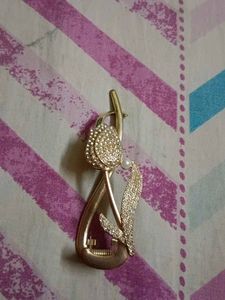 Elegant Gold Tone Flower Brooch