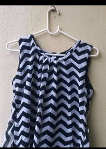 SET of two Pretty Tops 💙
