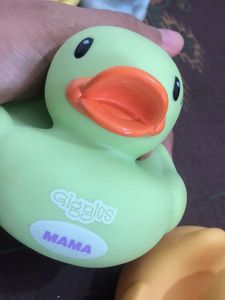Giggle brand Set of 5 Rubber Ducks - Mama, Papa, L