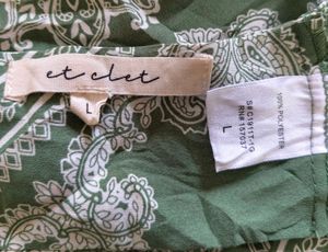 🌵☘️ Et Clet green paisley wrap top