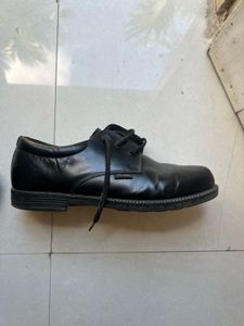 BATA naughty boy school shoes in black (SIZE 5)