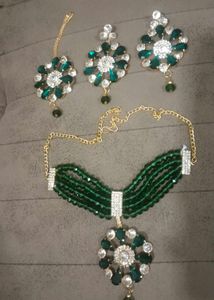 Stunning Emerald Green Kundan Jewellery Set