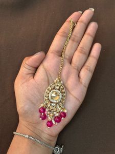 Elegant Gold Maang Tikka with Fuchsia Beads