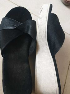 Chic Black Cross-Strap Slides