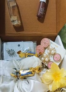 Charming Accessories and beauty gift hamper